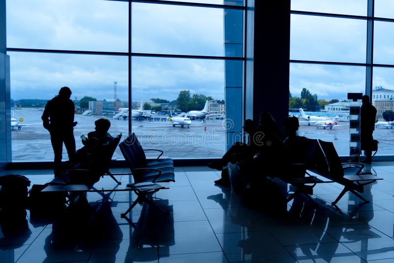 Pessoas no aeroporto imagens de stock