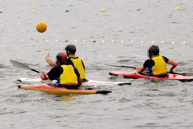 Pessoas em caiaque a jogar polo imagens de stock royalty free
