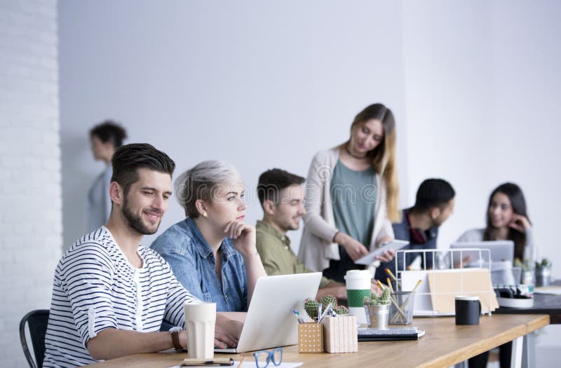 Povos no escritório do espaço aberto imagem de stock