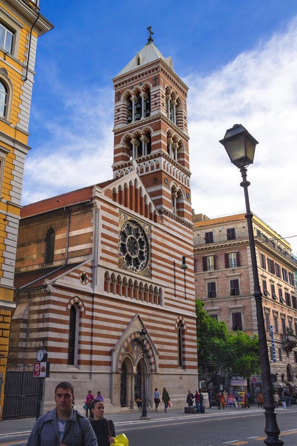 Povos perto de St Paul nas paredes igreja episcopal, Roma, Itália foto de stock Povos perto de St Paul nas paredes igreja episcopal, Roma, Itália foto de stock