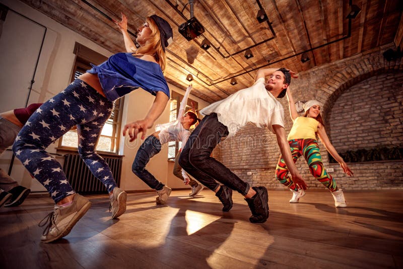 Povos profissionais que exercitam o treinamento da dança no estúdio fotos de stock Povos profissionais que exercitam o treinamento da dança no estúdio fotos de stock