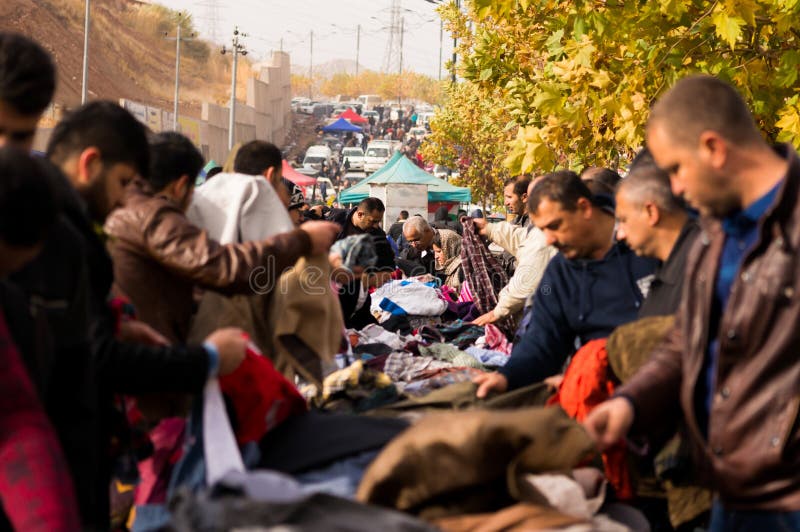 Povos que compram a roupa em Iraque imagens de stock