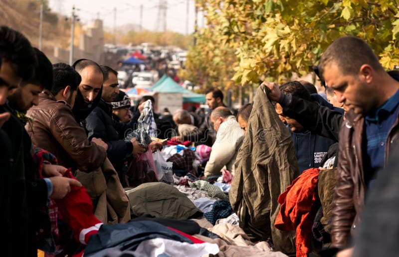 Povos que compram a roupa em Iraque foto de stock royalty free