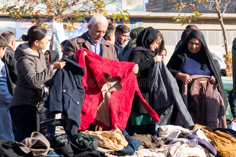 Povos que compram a roupa em Iraque fotos de stock
