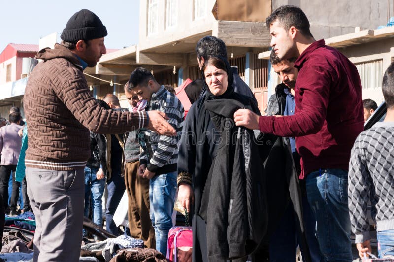 Povos que compram a roupa em Iraque imagem de stock royalty free