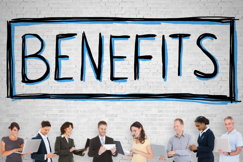 Povos que estão em Front Of Social Security Benefits fotografia de stock royalty free Povos que estão em Front Of Social Security Benefits fotografia de stock royalty free
