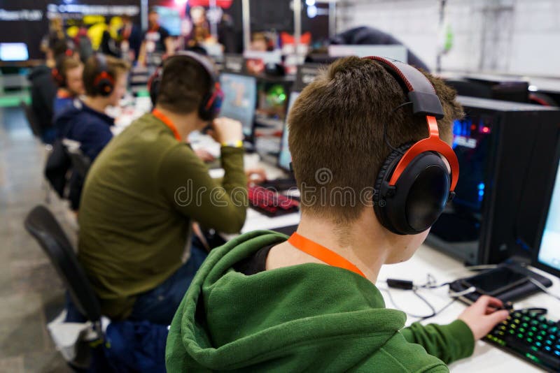 retrato cinematográfico menino jogando no celular enquanto espera por  comida, garoto sentado no café enviando texto para amigos, criança jogando jogo  online no telefone. 9713796 Foto de stock no Vecteezy