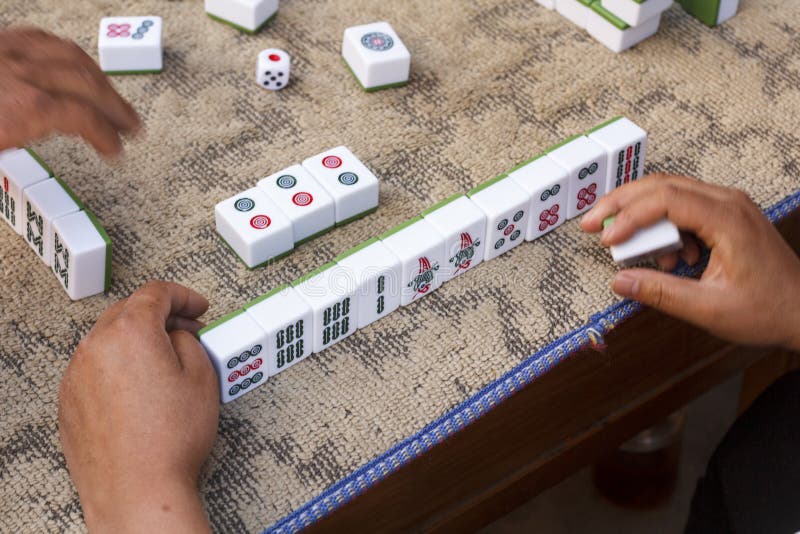 Jogo No Jogo De Mesa Do Mahjong Foto de Stock - Imagem de verde, mesa:  144770258