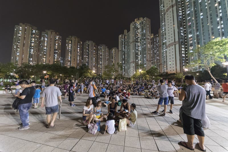 Povos que jogam Pokemon no parque imagens de stock Povos que jogam Pokemon no parque imagens de stock