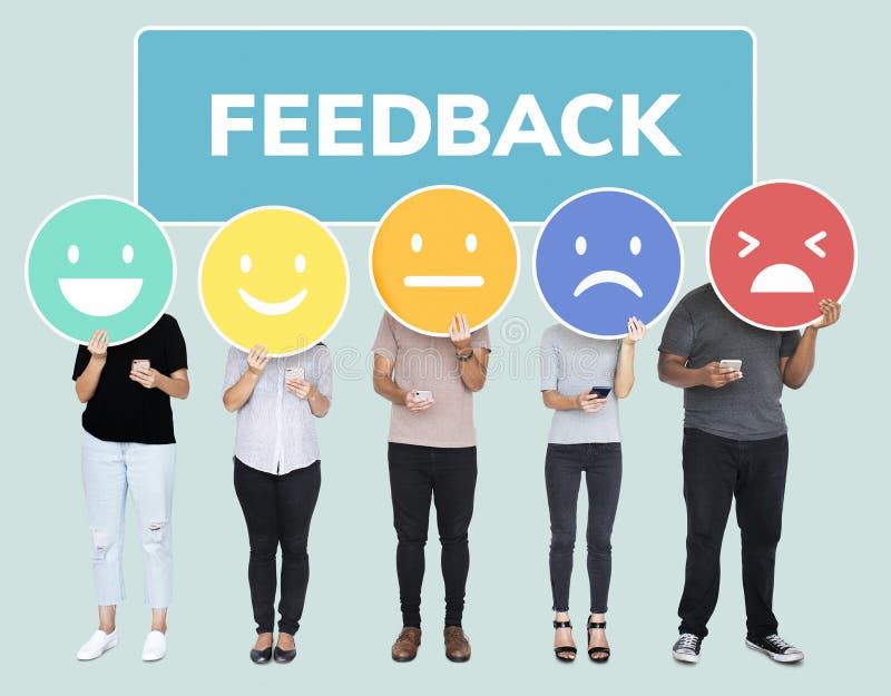 Povos que mostram emoticons da avaliação do feedback de cliente