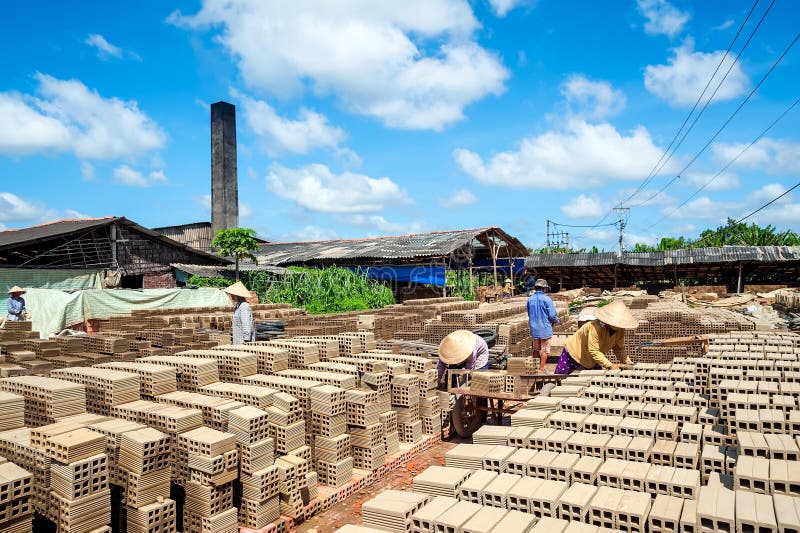 Povos que trabalham na fábrica do tijolo foto de stock Povos que trabalham na fábrica do tijolo foto de stock