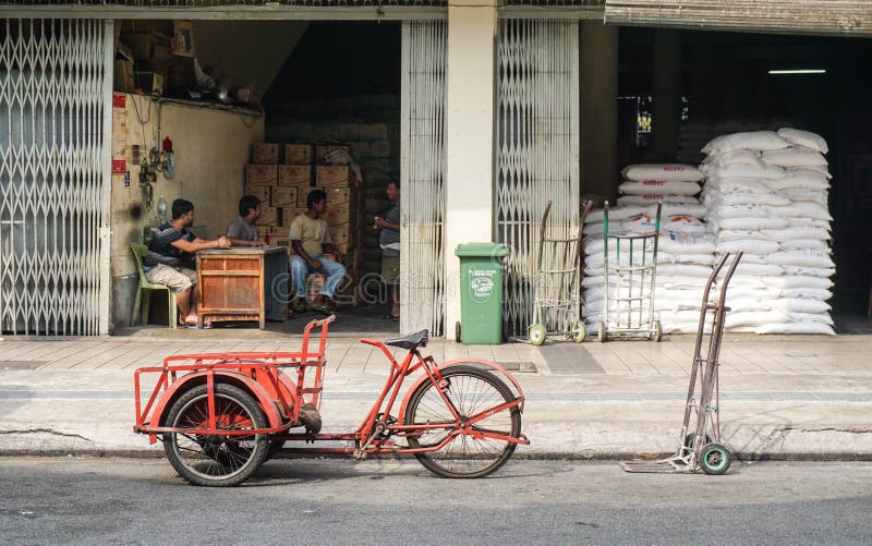 Povos que trabalham na fábrica em Kuala Lumpur, Malásia fotos de stock Povos que trabalham na fábrica em Kuala Lumpur, Malásia fotos de stock