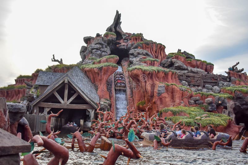 Povos que têm a atração da água da montanha do respingo do divertimento no reino mágico em Walt Disney World 2