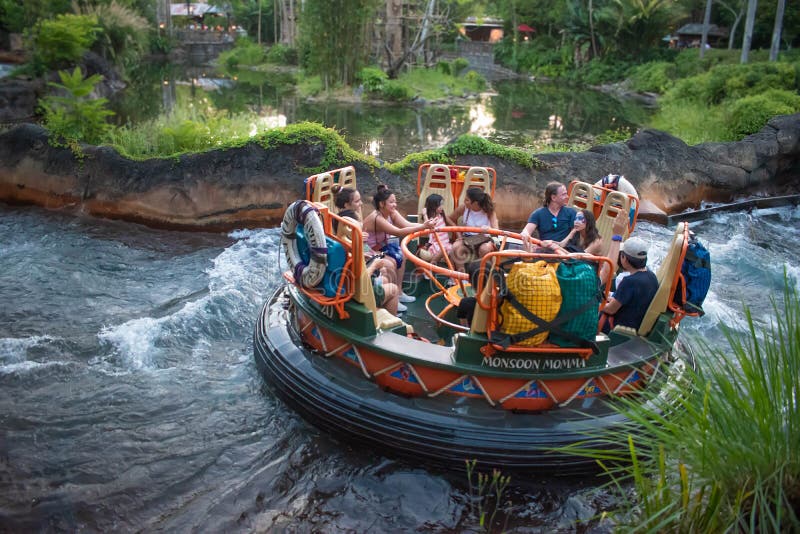 Povos que têm a atração de Kali River Rapids do divertimento no reino animal na área 3 de Walt Disney World