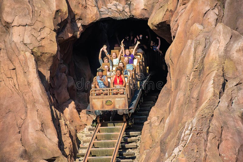 Povos que têm o roller coaster de Everest da expedição do divertimento no reino animal em Walt Disney World 6