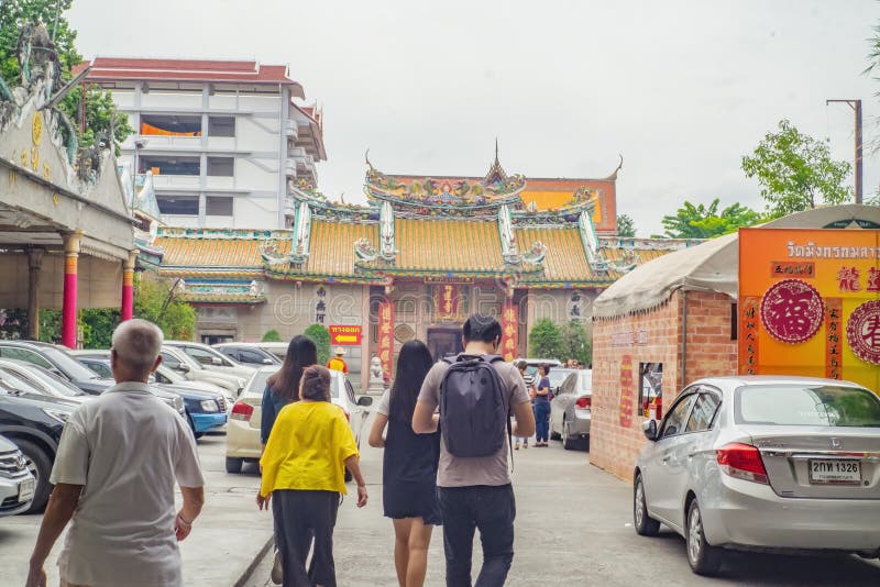 Povos tailandeses ou turista Unacquainted que andam no templo de Wat Mangkon Kamalawat em Banguecoque Tailândia foto de stock Povos tailandeses ou turista Unacquainted que andam no templo de Wat Mangkon Kamalawat em Banguecoque Tailândia foto de stock