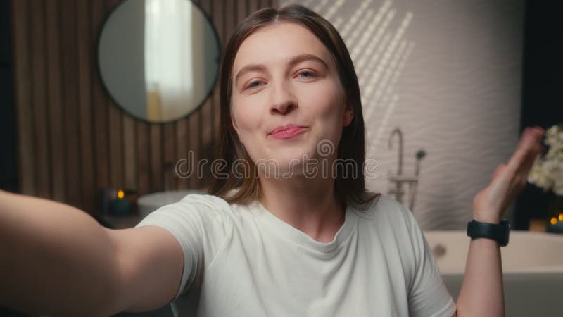 Pov网络摄像头视图女博主影响高加索女性女孩记录博客vlog晨间美容常规家庭浴室 股票录像