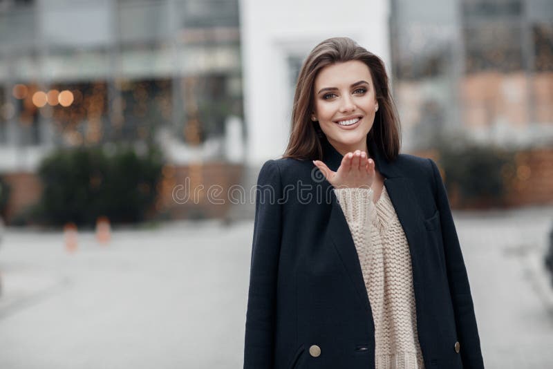 Powabna m?oda kobieta z pi?knymi oczami i naturalnym makija?em w modnych wiosen ubraniach, pozuje w mie?cie przy zmierzchem zdjęcie stock Powabna m?oda kobieta z pi?knymi oczami i naturalnym makija?em w modnych wiosen ubraniach, pozuje w mie?cie przy zmierzchem zdjęcie stock