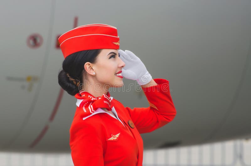 Powabna stewardesa Ubierająca W rewolucjonistka mundurze Rosja, Moskwa Lipiec 2017