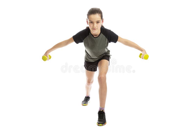 Poważna nastolatek dziewczyna w sportswear robi ćwiczeniu z dumbbells pojedynczy bia? e t? o. Poważna nastolatek dziewczyna w sportswear robi ćwiczeniu z dumbbells Odizolowywaj? cy na bia? ym tle, horyzontalnym
