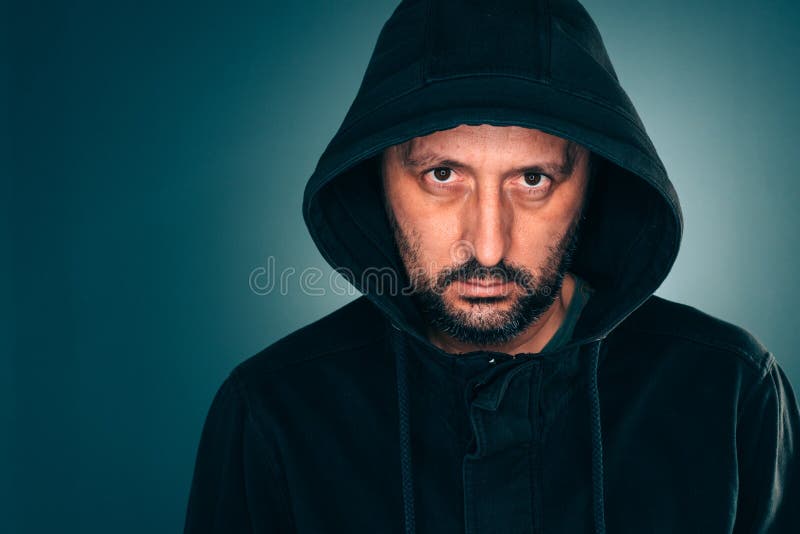 Poważny portret dorosły mężczyzna z hoodie zdjęcia stock Poważny portret dorosły mężczyzna z hoodie zdjęcia stock