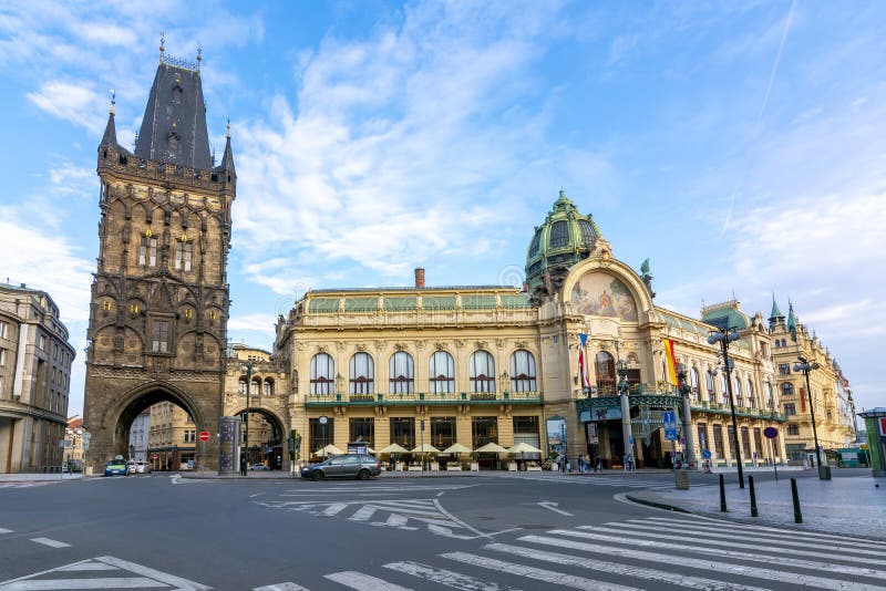 Powder Tower Prasna Brana och Municipal House Obecni Dum på Republiken square, Prag, Tjeckien royaltyfri foto Powder Tower Prasna Brana och Municipal House Obecni Dum på Republiken square, Prag, Tjeckien royaltyfri foto