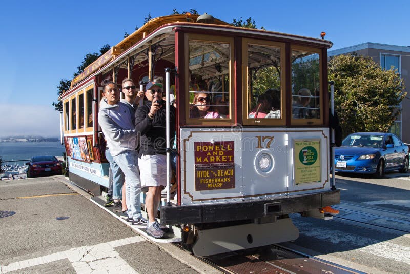Powell Hyde Cable Car genom den ryska kongressen arkivfoto Powell Hyde Cable Car genom den ryska kongressen arkivfoto