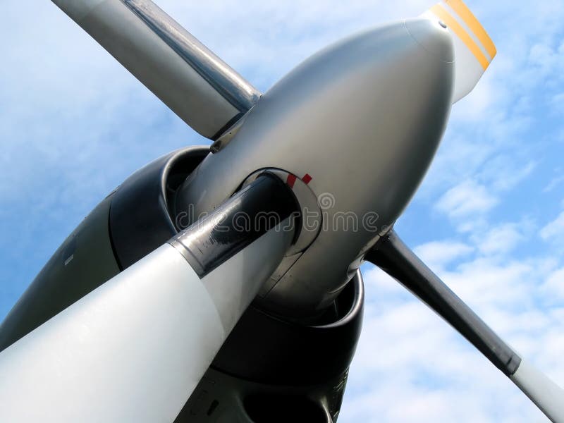 Una foto de hélices motor (Un avion) contra el cielo.