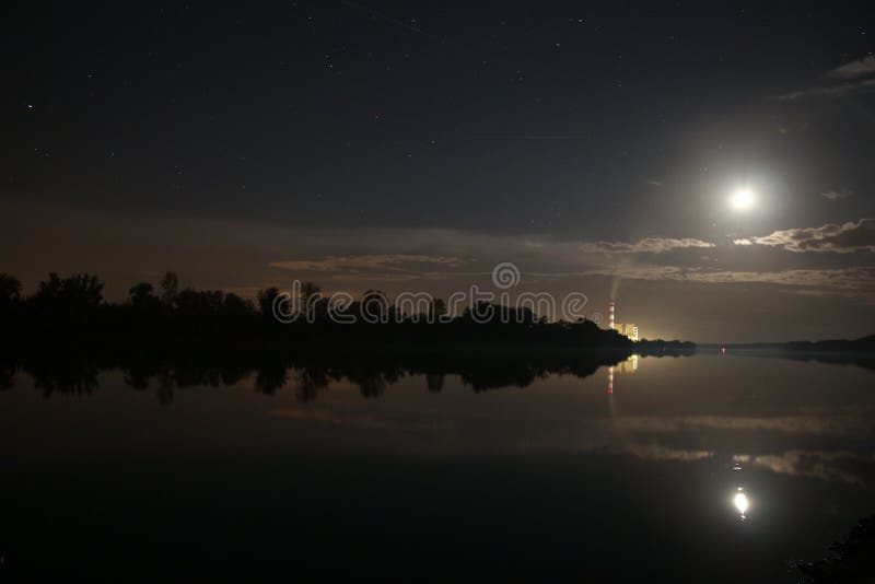 Impianto di alimentazione a Nikola Tesla, sul fiume Sava nei pressi di Belgrado luna riflessione 