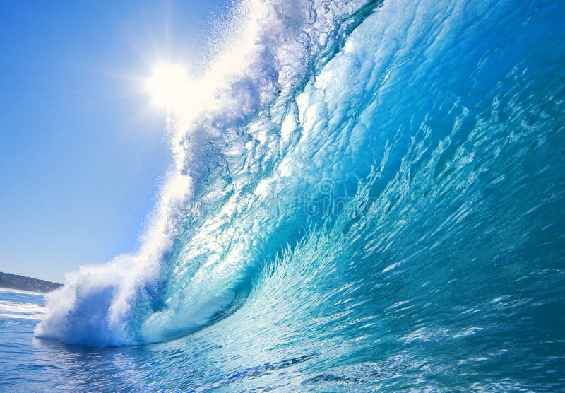 El gran azul surfear ola se rompe en Océano el sol, perspectiva.