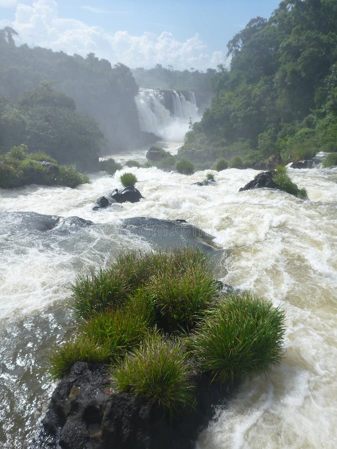 Hrubý objem vody gushes z kopca na tomto svete známy vodopád, že hranice Brazílie a Argentíny.