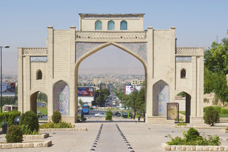 Powierzchowność Darvaze koranu gatein Shiraz, Iran. SHIRAZ IRAN, CZERWIEC, - 20, 2007: Powierzchowność Darvaze koranu brama na Czerwu 20, 2007 w Shiraz, Iran