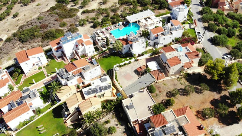 Powietrzna panorama na małej kurort wiosce, hotel, pływacki basen, Crete