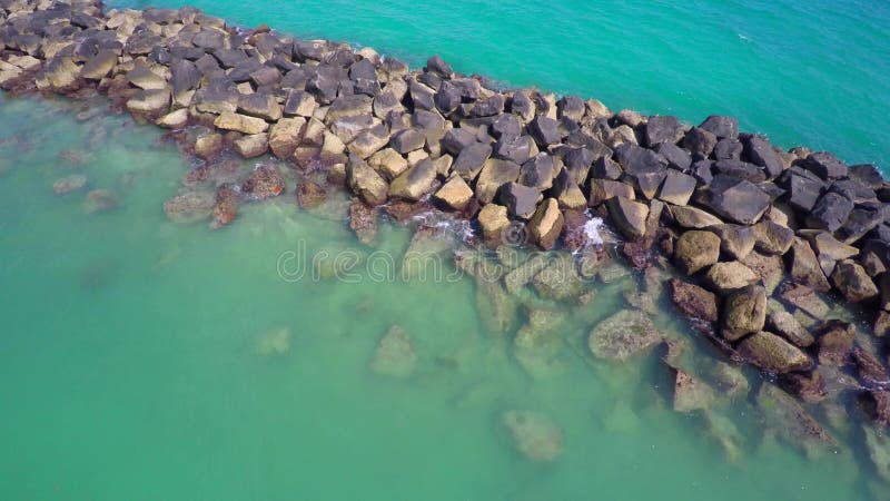 Powietrzne wideo skały i wodna Miami plaża