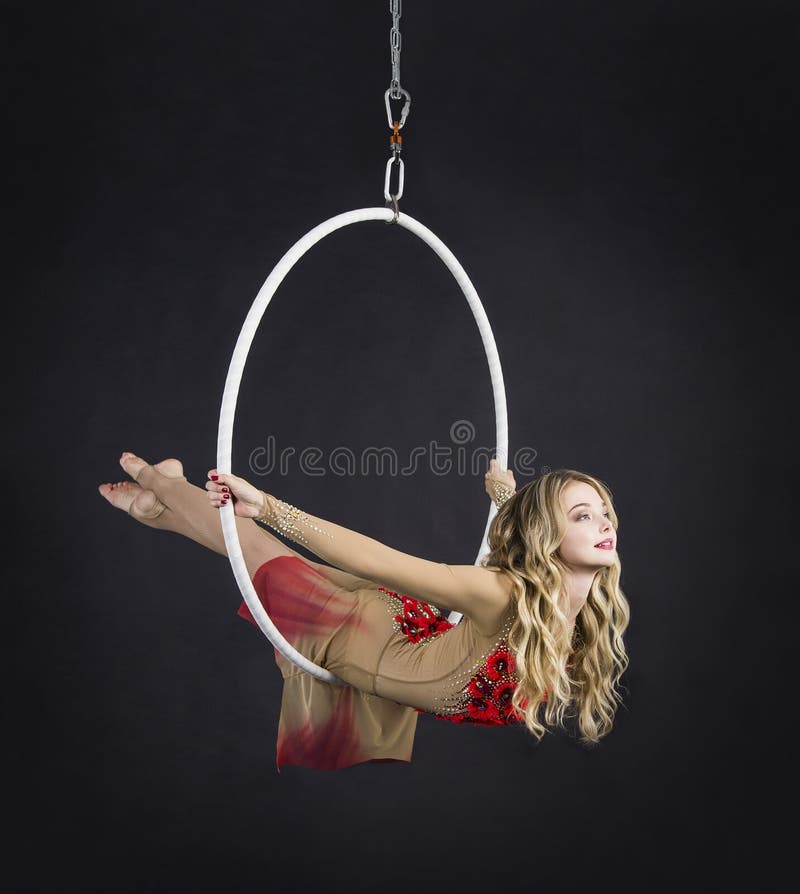Powietrzny akrobata w pierścionku fotografia stock Powietrzny akrobata w pierścionku fotografia stock