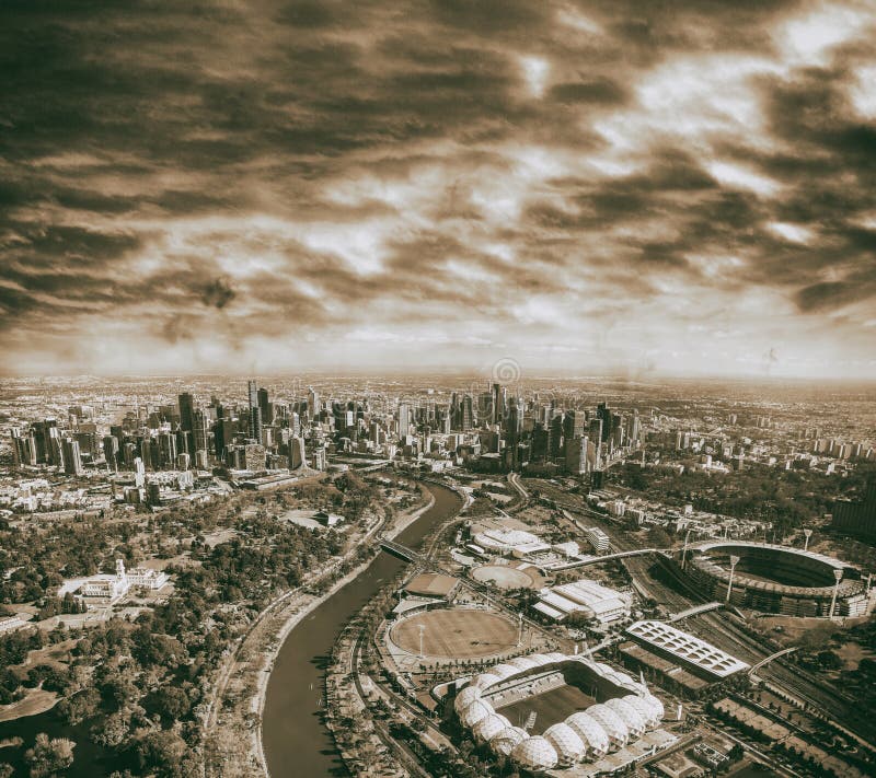 Powietrzny miasto widok od helikopteru przy zmierzchem, Melbourne fotografia stock Powietrzny miasto widok od helikopteru przy zmierzchem, Melbourne fotografia stock