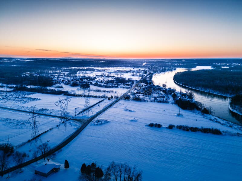 Powietrzny obraz pokrytego śniegiem zimowego lądu. Antenowy obraz zimowego, pokrytego śniegiem kanady lądowej