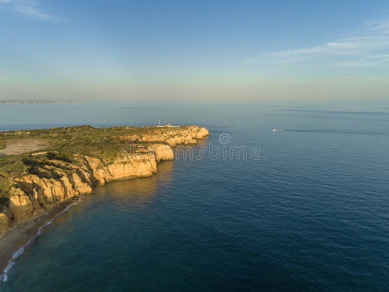 Powietrzny Sceniczny seascape Ponta da Piedade cypla falezy formacje wzd?u? wybrze?a Lagos miasto, naturalny punkt zwrotny Portug fotografia royalty free Powietrzny Sceniczny seascape Ponta da Piedade cypla falezy formacje wzd?u? wybrze?a Lagos miasto, naturalny punkt zwrotny Portug fotografia royalty free