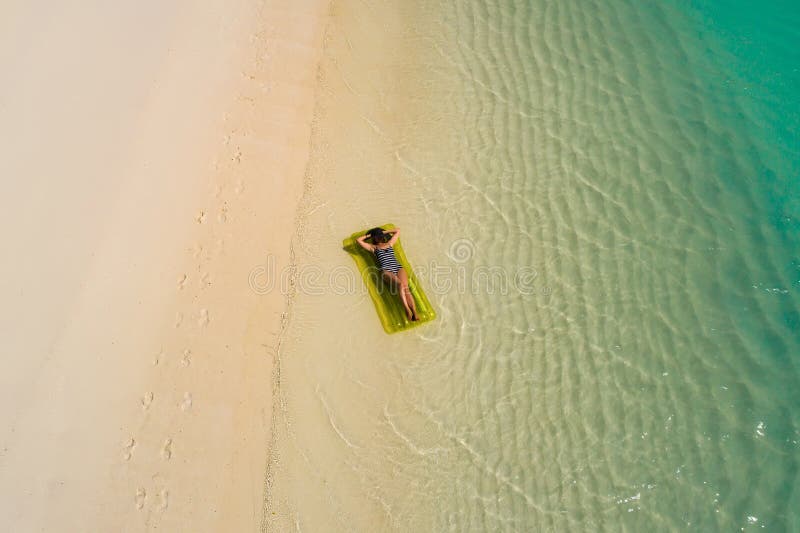 Powietrzny trutnia widok z lotu ptaka Piękna dziewczyna ma zabawę na pogodnej tropikalnej plaży Seychelles obrazy royalty free Powietrzny trutnia widok z lotu ptaka Piękna dziewczyna ma zabawę na pogodnej tropikalnej plaży Seychelles obrazy royalty free