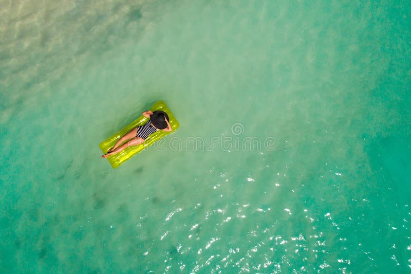 Powietrzny trutnia widok z lotu ptaka Piękna dziewczyna ma zabawę na pogodnej tropikalnej plaży Seychelles zdjęcia royalty free Powietrzny trutnia widok z lotu ptaka Piękna dziewczyna ma zabawę na pogodnej tropikalnej plaży Seychelles zdjęcia royalty free