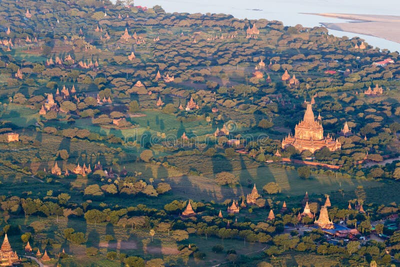 Powietrzny wschodu słońca widok lata nad świątyni i pagody polem przy Bagan, Myanmar jak widzieć od gorące powietrze balonu lota obraz stock Powietrzny wschodu słońca widok lata nad świątyni i pagody polem przy Bagan, Myanmar jak widzieć od gorące powietrze balonu lota obraz stock