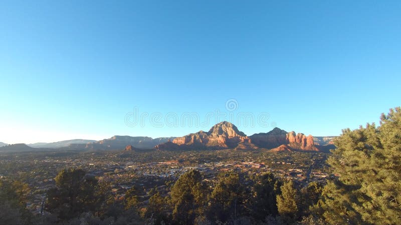 Powietrzny zmierzch nocy timelapse Capitol Butte góra i Sedona pejzaż miejski zbiory