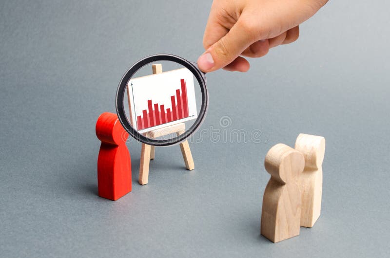 Powi?kszaj?cy - szk?o jest przygl?daj?cy jego personel przy odpraw? biznesmen?w raporty, dyskusja strategia biznesowa obrazy stock Powi?kszaj?cy - szk?o jest przygl?daj?cy jego personel przy odpraw? biznesmen?w raporty, dyskusja strategia biznesowa obrazy stock