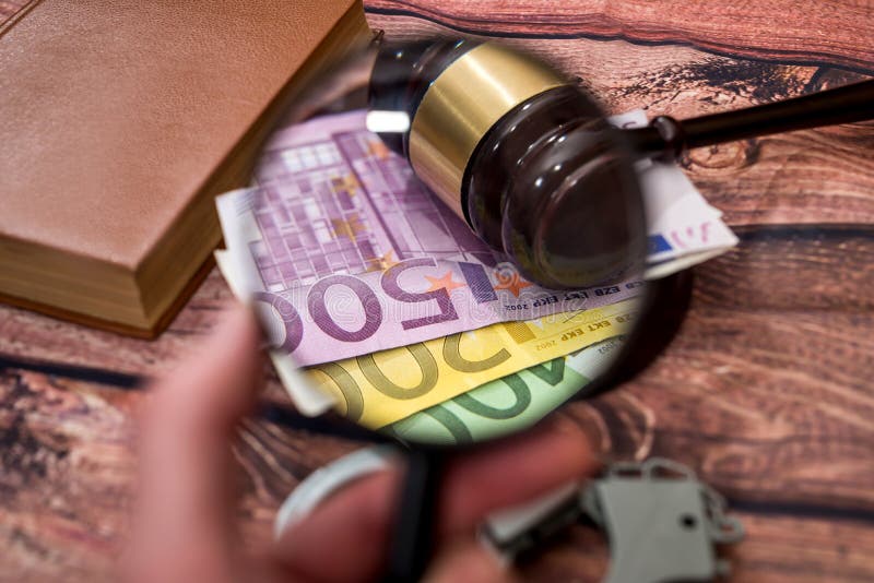 powiększający - szkło z euro, młot, kajdanki obrazy royalty free powiększający - szkło z euro, młot, kajdanki obrazy royalty free
