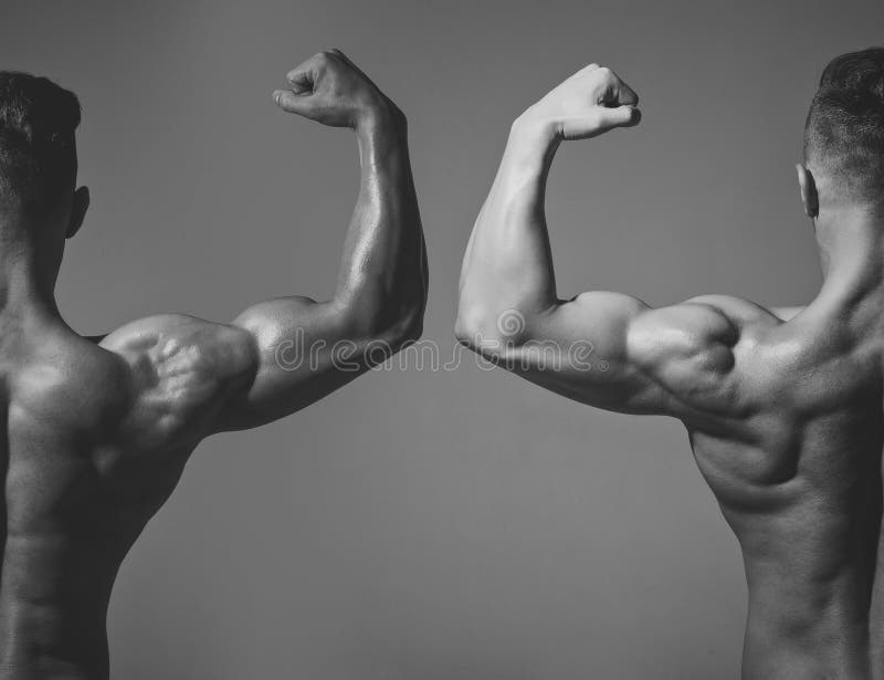Powozowy sportowiec pokazuje bicepsy i triceps zdjęcie stock Powozowy sportowiec pokazuje bicepsy i triceps zdjęcie stock