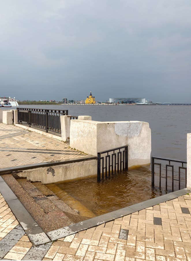 Powódź wiosenna w niżnym nowogrodzie. wysoki poziom wody w rzece volga w pobliżu poziomu nasypu turistycznego.