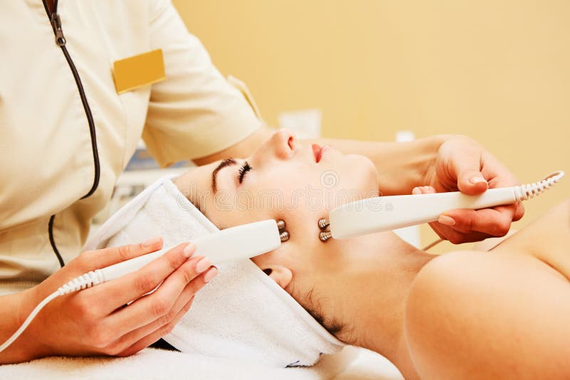 pozaziemski Piękna kobieta Przy zdrój kliniki Odbiorczym Pobudzającym Elektrycznym Twarzowym traktowaniem Od terapeuta zbliżenia fotografia royalty free pozaziemski Piękna kobieta Przy zdrój kliniki Odbiorczym Pobudzającym Elektrycznym Twarzowym traktowaniem Od terapeuta zbliżenia fotografia royalty free