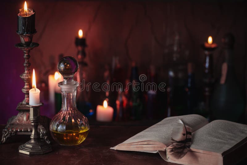 Pozione magica, libri antichi e candele fotografia stock Pozione magica, libri antichi e candele fotografia stock