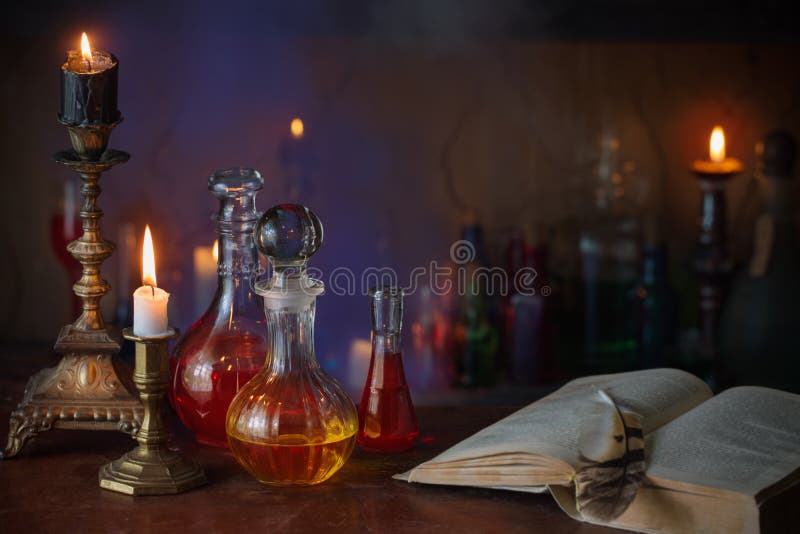 Pozione magica, libri antichi e candele immagini stock libere da diritti