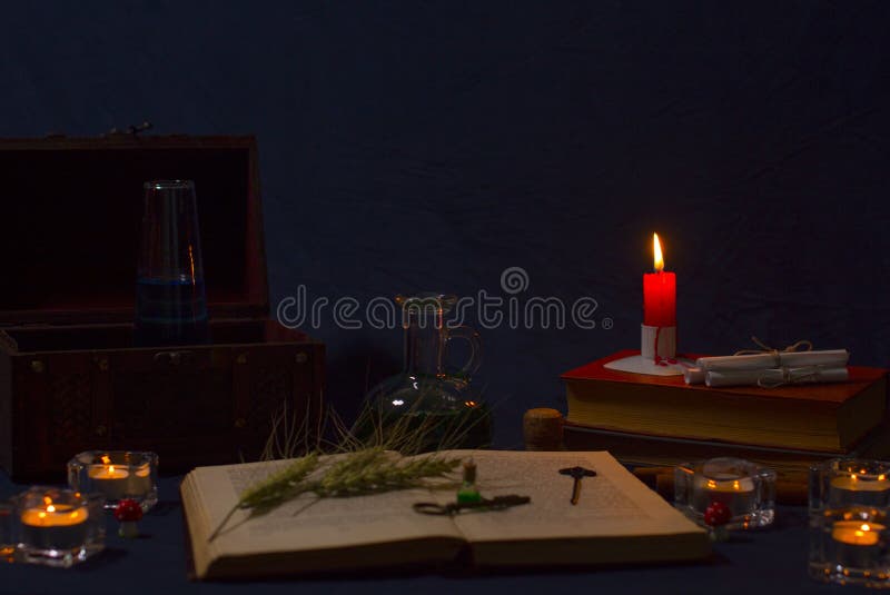 Pozione magica, libri antichi e candele su fondo scuro fotografia stock libera da diritti Pozione magica, libri antichi e candele su fondo scuro fotografia stock libera da diritti